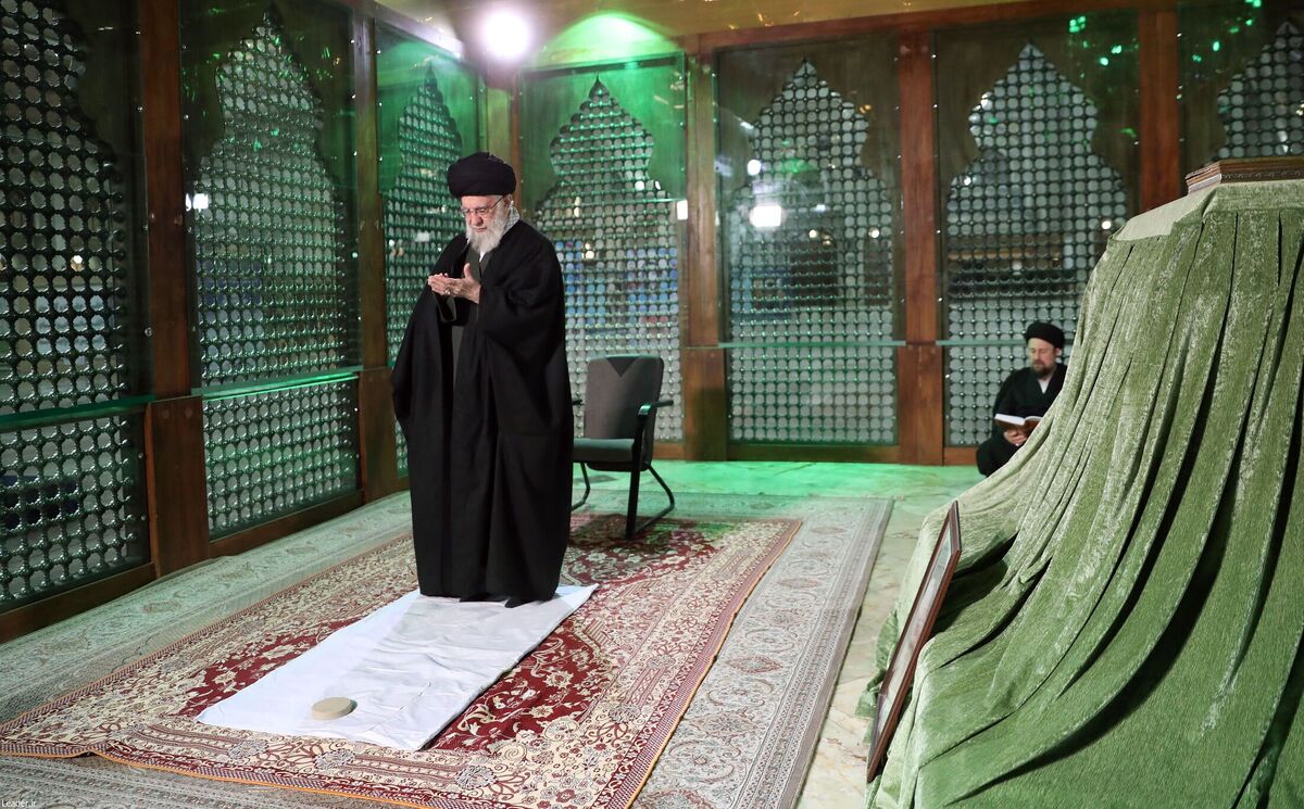 حضور رهبر انقلاب در مرقد بنیانگذار انقلاب اسلامی