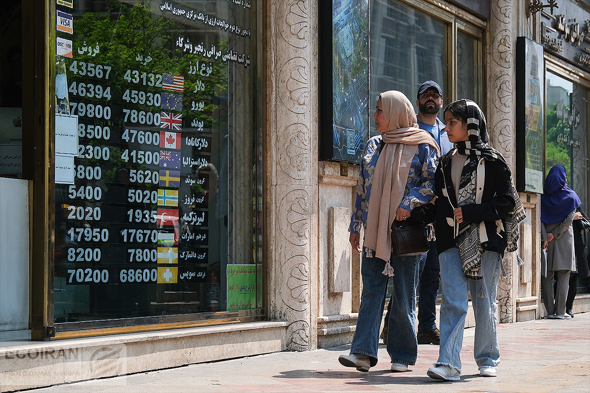 حرفهای درگوشی بازاریان در بازار دلار؛واکنش دلار به آمدن پزشکیان - جلیلی