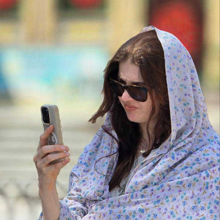 تصاویری جالب از خبرنگاران زنِ خارجی در امام‌زاده صالح + عکس