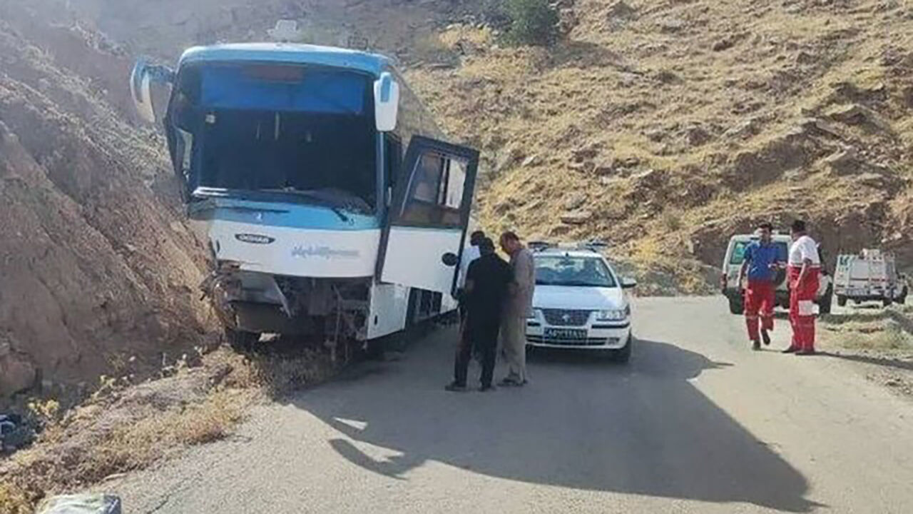 انحراف هولناک اتوبوس در شیراز؛ ۲۲ مسافر مصدوم شدند