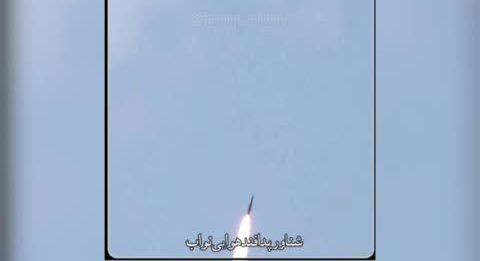 شلیک موشک رعب‌آور ایران / لحظه شلیک موشک عمود پرتاب از شناور  سپاه| ببینید
