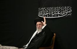 عکس معنادار و  بدون عصای رهبری در مراسم شب عاشورا