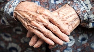 پایان ۱۸ سال بی‌خبری؛ زن تهرانی در سرای سالمندان سقز پیدا شد!