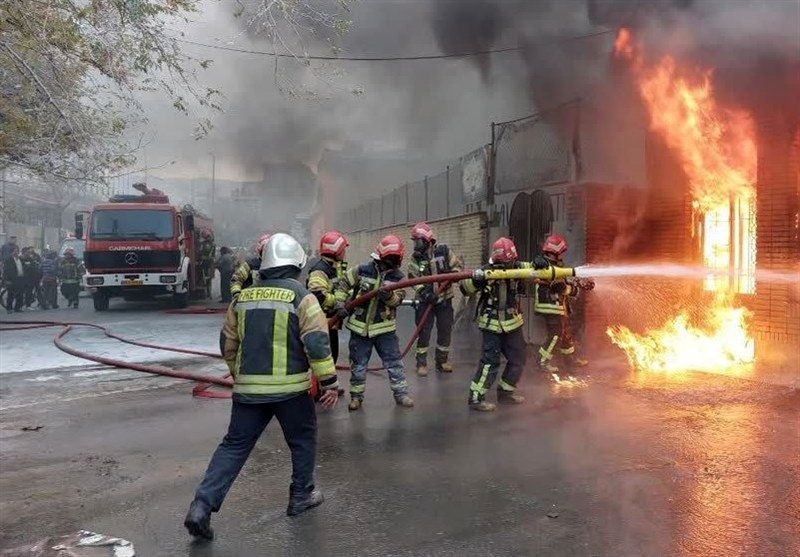 آتش‌سوزی گسترده در انبار سبدهای پلاستیکی حوالی چهاردانگه