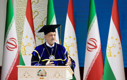 تیپ متفاوت پزشکیان در دانشگاه علوم پزشکی تاجیکستان +عکس