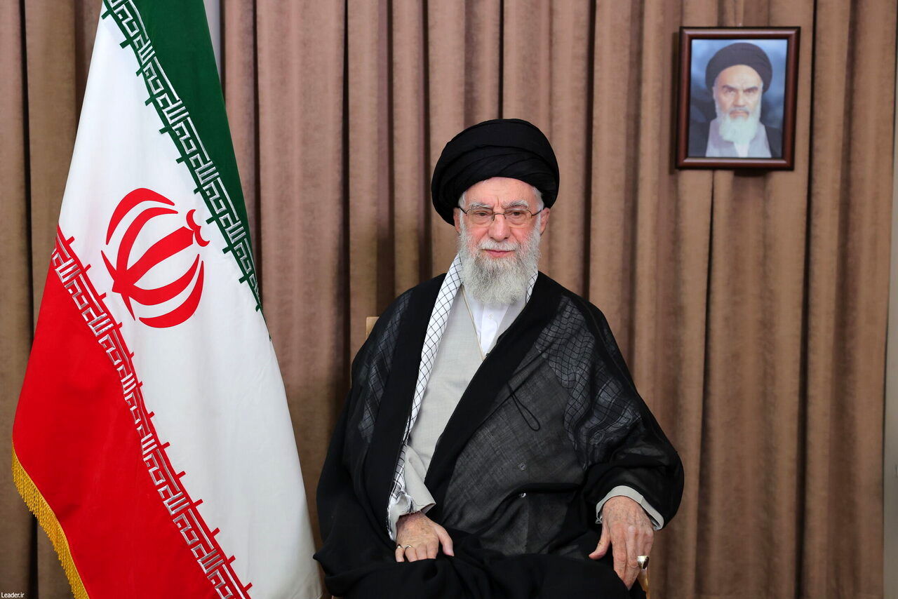 رهبر انقلاب: پایه‌های جمهوری اسلامی استوارتر از همیشه است