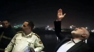 جلوگیری استاندار خوزستان از خودکشی یک جوان در اهواز + فیلم
