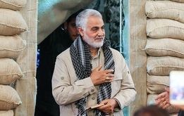 مردی شبیه به حاج قاسم سلیمانی در پیاده‌روی اربعین + فیلم