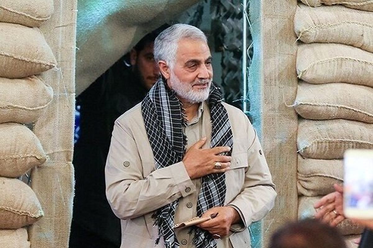 مردی شبیه به حاج قاسم سلیمانی در پیاده‌روی اربعین + فیلم