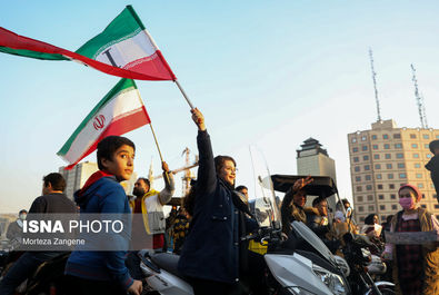 حجاب زنان پس از بازی فوتبال تماشاگران در خیابان 