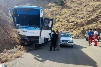 انحراف هولناک اتوبوس در شیراز؛ ۲۲ مسافر مصدوم شدند
